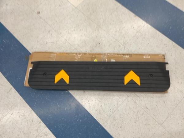 VEVOR Speed Bump - Heavy Duty Rubber, Yellow Chevron Markers Retail $23.65