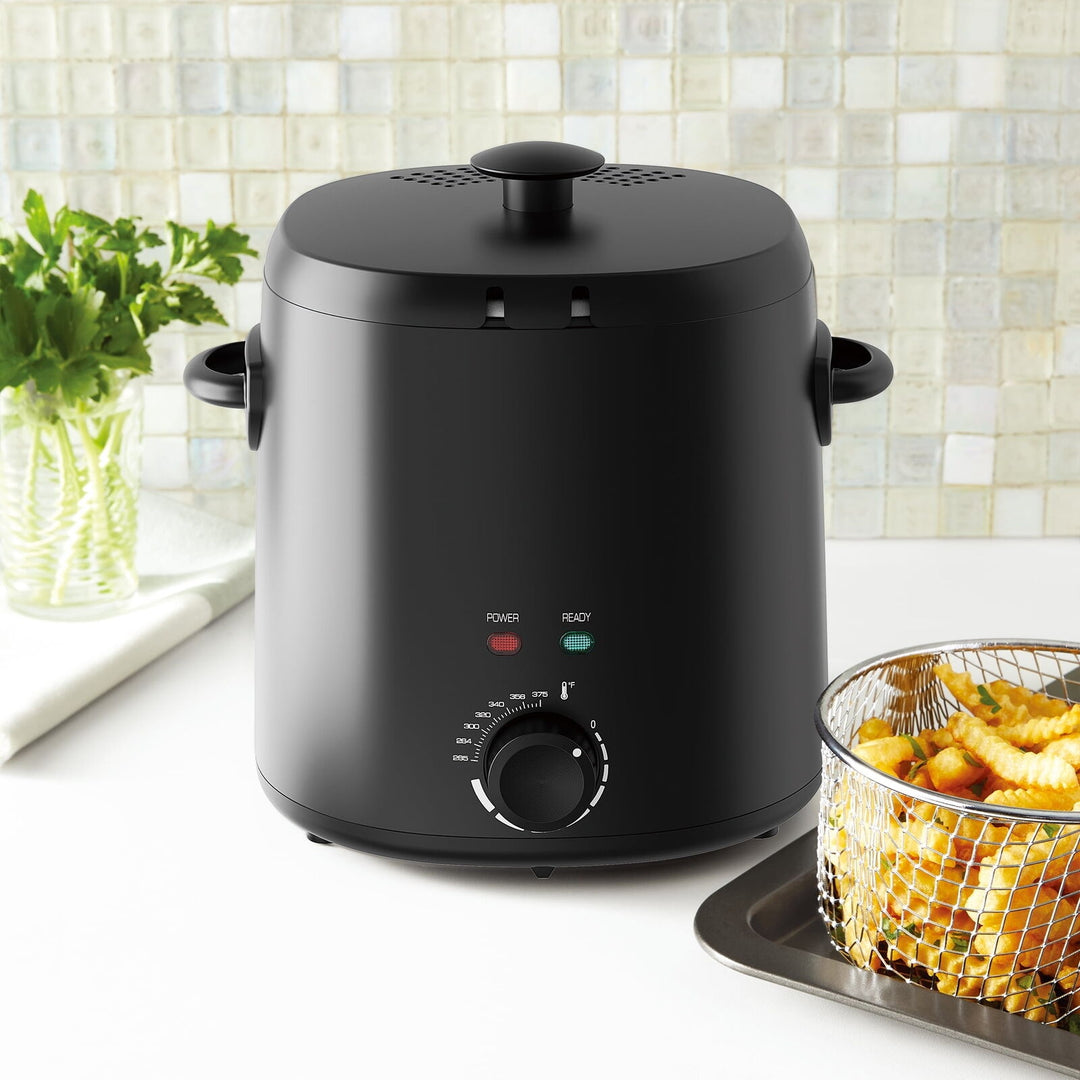 Mainstays 2QT Black Round Deep Fryer with Detachable Basket Thermostat Retail $29.42