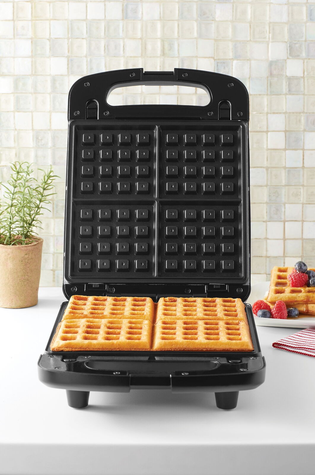 Mainstays 4-Slice Waffle Maker, Removable Plates, Black Matte Retail $37.53