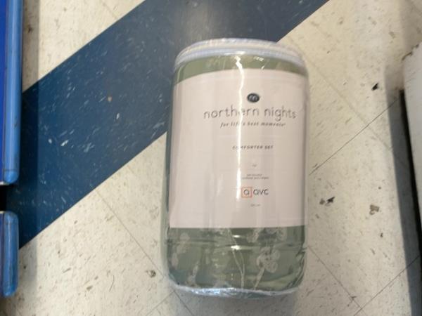 Northern Nights Comforter Set - Full/Queen Size Retail $80.00