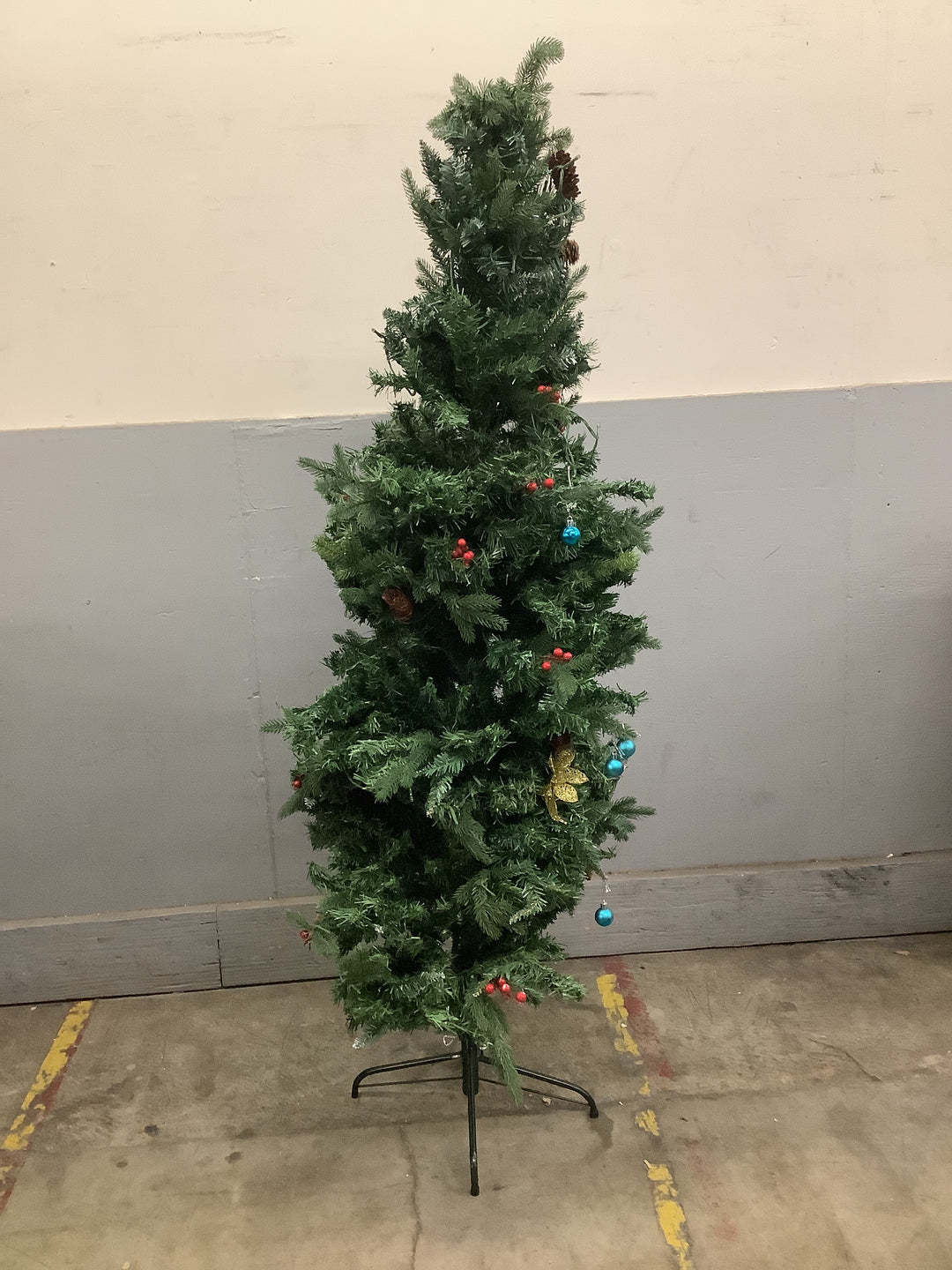 6-Ft unbranded pre lit Christmas tree (NOT SHIPPED NIN ORIGINAL BOX)