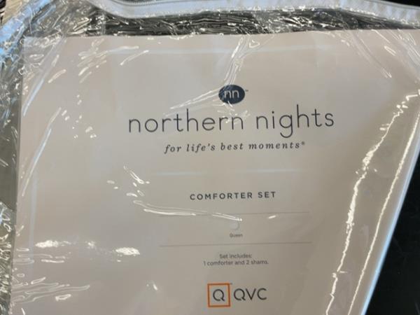 Northern Nights Comforter Set - Queen, Includes Comforter and 2 Shams Retail $120.00
