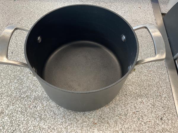 Kirkland signature - Black Stock Pot with Silver Handles Retail $20.99