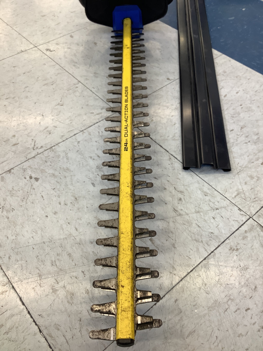 Kobalt KHT 2424B-03 Brushless Hedge Trimmer - 24V NO BATTERY NO CHARGER Retail $70.00