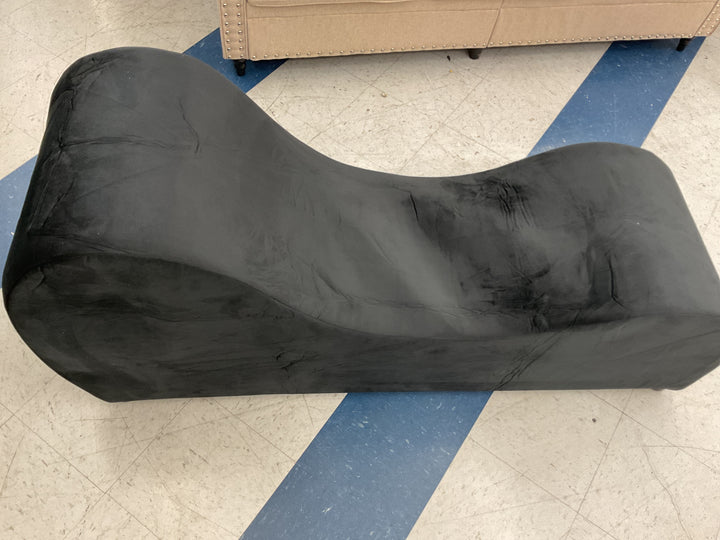 Mjkone Velvet Yoga Chaise Lounge Curved Ergonomic Indoor Chair (Black)