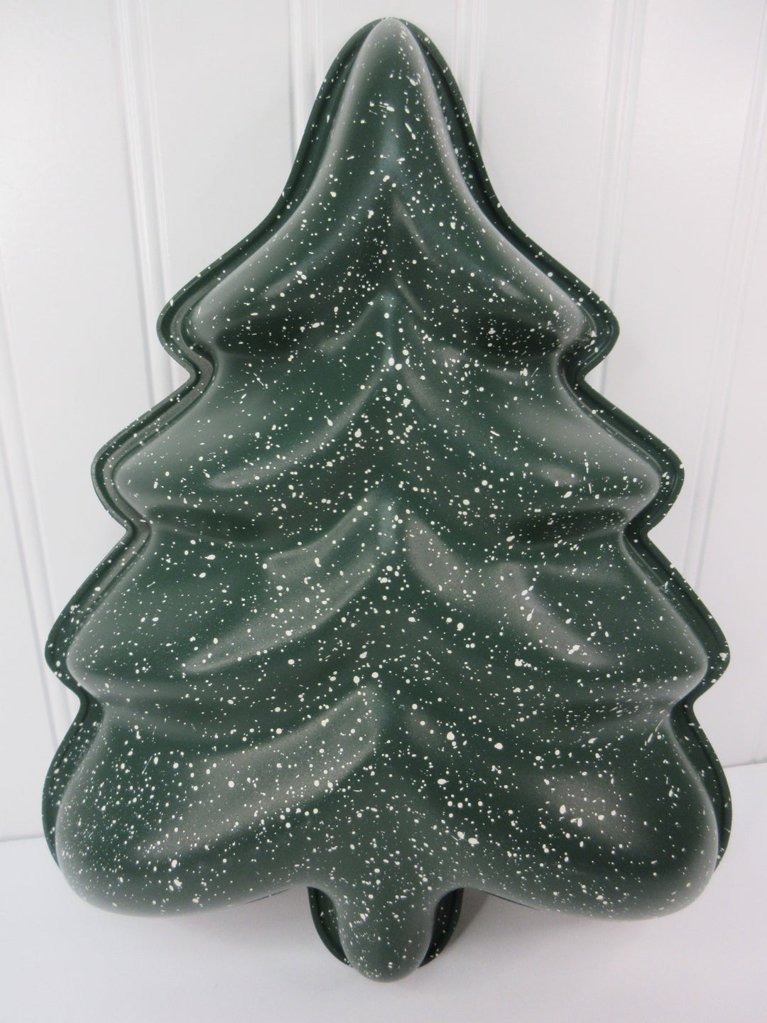Pioneer Woman Tree Shaped Cake Pan 12"x9" Nonstick Cast Aluminum Green & White Retail $19.00