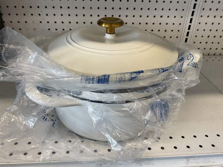 Stackable Dutch Oven, 4 Pc, Enameled Cast Iron, Round,Latte-Gold Knob, Includes Lid, Retail $350.00
