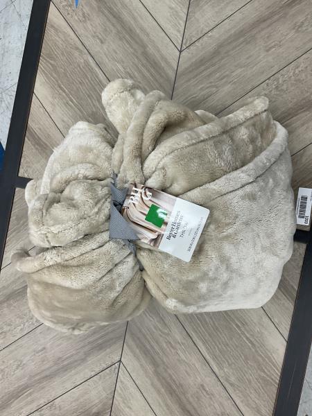 Better homes and gardens throw blancket   Velvet plush.. Retail $18.00