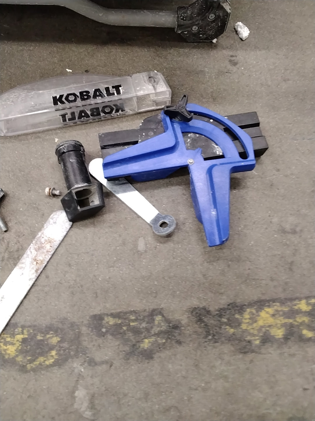 Kobalt 7-in 5-Amp Wet Tabletop Tile Saw-24-in Capacity-5-AMP Motor USED AS IS OK CONDITION MISSING PIECES TESTED WORKS