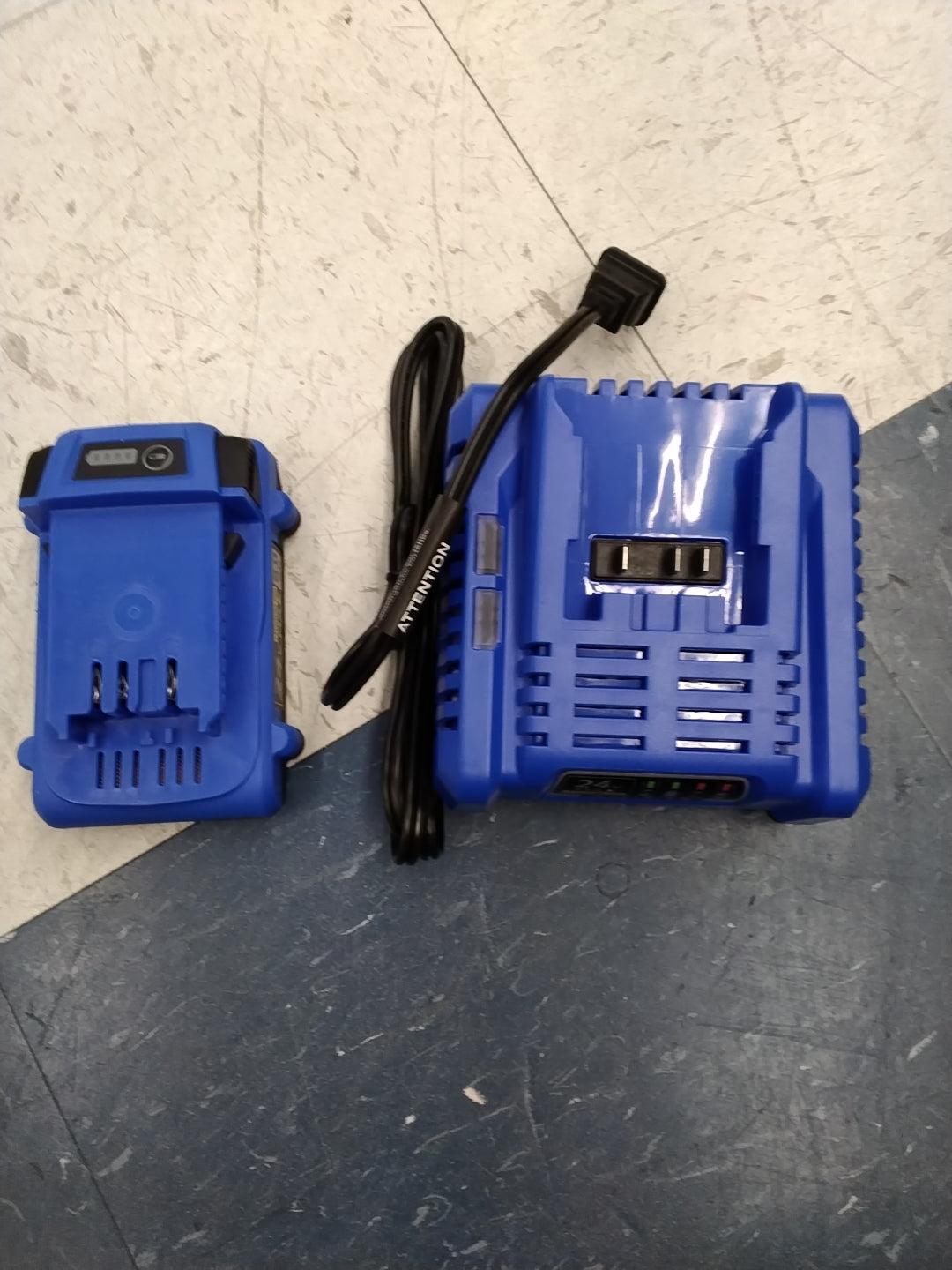 Kobalt 24-Volt 8-in Cordless Pole Saw 2 Ah Like New Condition (2AH Battery and Charger Included)Tested Works See Video