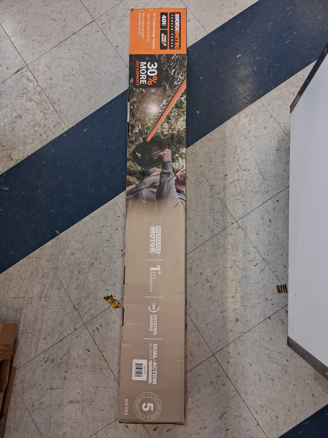WORX Nitro WG936 40V Cordless 25" cordless hedge trimmer UNTESTED USED LIKE NEW CONNDITION HAS CHARGER AND BATTERIES 1 BATTERY DOES NOT CHARGE NEEDS 2 TO OPERATE