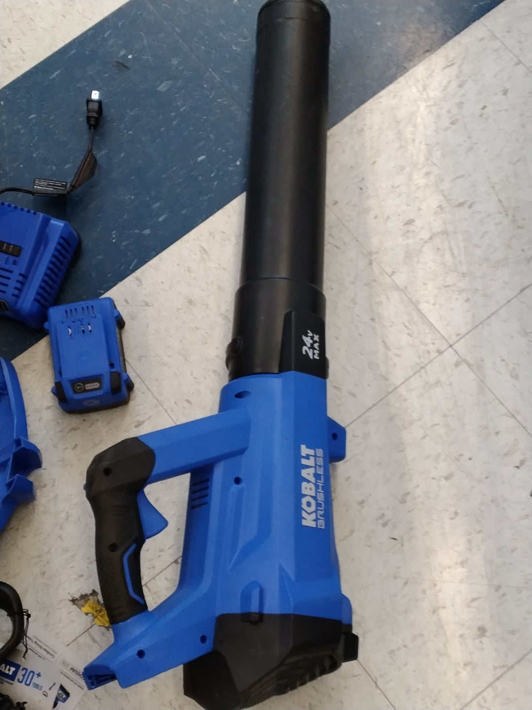 USED LIKE NEW Kobalt | 24V Max Cordless Leaf Blower and String Trimmer Kit BATTERY AND CHARGER INCLUDED TESTED SEE VIDEO 410 Cfm | Rona