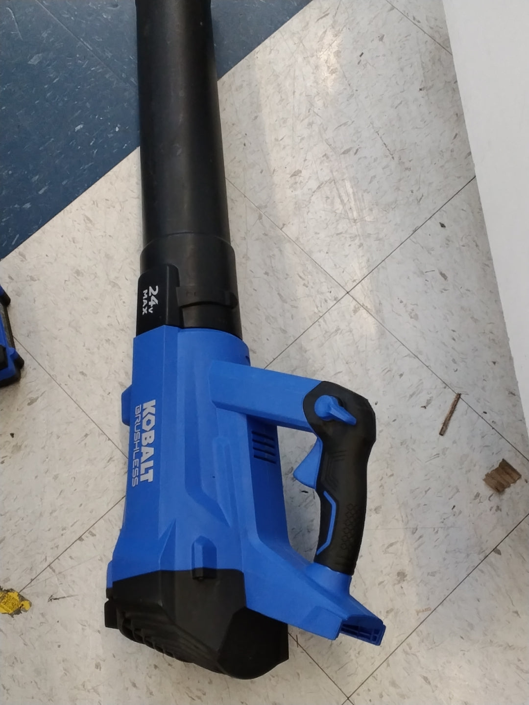 USED LIKE NEW Kobalt | 24V Max Cordless Leaf Blower and String Trimmer Kit BATTERY AND CHARGER INCLUDED TESTED SEE VIDEO 410 Cfm | Rona