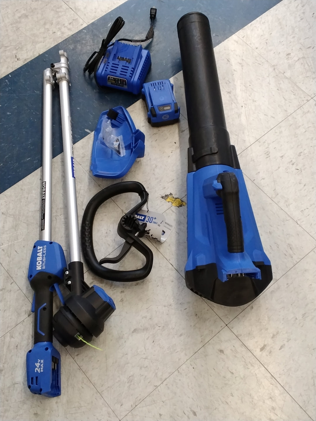 USED LIKE NEW Kobalt | 24V Max Cordless Leaf Blower and String Trimmer Kit BATTERY AND CHARGER INCLUDED TESTED SEE VIDEO 410 Cfm | Rona